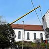Mit weit ausgefahrenem Ausleger war am Dienstag ein Autokran an der Espasinger St. Nikolauskirche tätig.