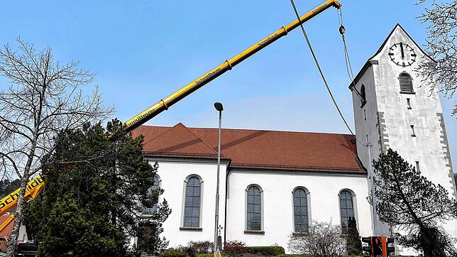 Mit weit ausgefahrenem Ausleger war am Dienstag ein Autokran an der Espasinger St. Nikolauskirche tätig.