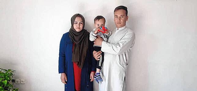 Khodadad Ataiy mit seiner Frau und seinem Sohn sind inzwischen in einem Außenbezirk von Teheran untergetaucht. Das Visum, das er teuer ...