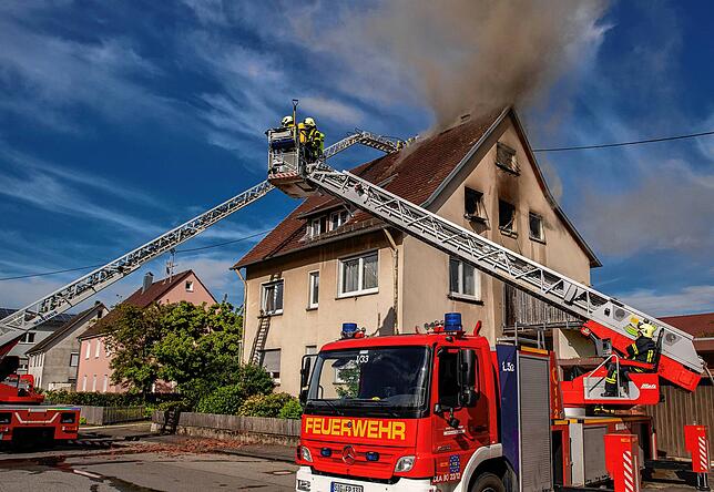 Im Mai hat es in der Conrad in-Kreuzer-Straße in Meßkirch gebrannt. Vier Bewohner wurden mit Verdacht auf Rauchgasvergiftung ins ...