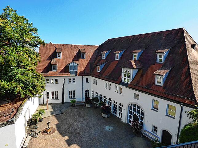 In der Schlossscheuer (rechts) ist zurzeit die Stadtverwaltung untergebracht. Wenn das Rathaus saniert ist, zieht sie wieder zurück.