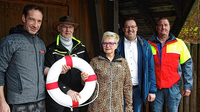 Die Neuen sind (von links): Bademeister Oliver Theinert, Rettungsschwimmer Josef Brohl, Kioskbetreiberin Sabine Keuneke-Grötz, ...