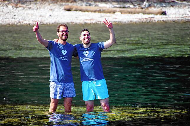 Florian Hoyer vom Hotel Seehaus in Bodman und Christoph Stolz, Bürgermeister von Bodman-Ludwigshafen stehen auf dem Teufelstisch und ...