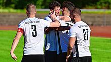 Siegtreffer im Verfolgerduell: Bezirksligist SG FC Wehr/Brennet feiert Torschütze Saner Öz (Nr. 77) fürs 1:0 gegen den FC Zell.