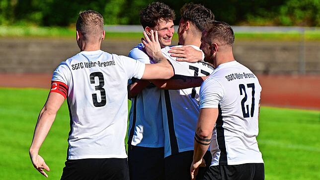 Siegtreffer im Verfolgerduell: Bezirksligist SG FC Wehr/Brennet feiert Torschütze Saner Öz (Nr. 77) fürs 1:0 gegen den FC Zell.