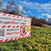 Mit diesem Schild protestiert die Bürgerinitiative „Stopp F1-Trasse“.