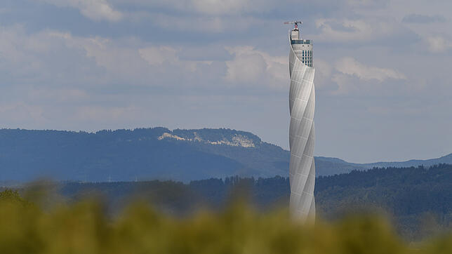 Der Thyssenkrupp Testturm wird von der Abendsonne angestrahlt.