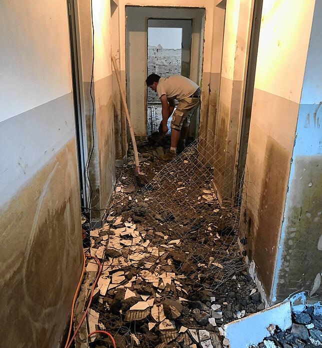 An den Wänden dieser Wohnung ist deutlich zu erkennen, wie hoch das Wasser stand.
