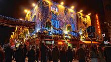Die über Irland hinweg bekannte Temple Bar in  Dublin in ein  weihnachtliches Gewand gehüllt. Bild:  Ingrid Ploss