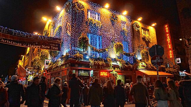Die über Irland hinweg bekannte Temple Bar in  Dublin in ein  weihnachtliches Gewand gehüllt. Bild:  Ingrid Ploss