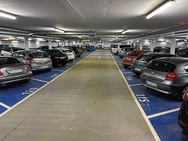 Die Auslastung ist auf dem Weg der Besserung: In Singens Parkhäuser parken bald wieder ähnlich viele Autos, wie vor Corona.
