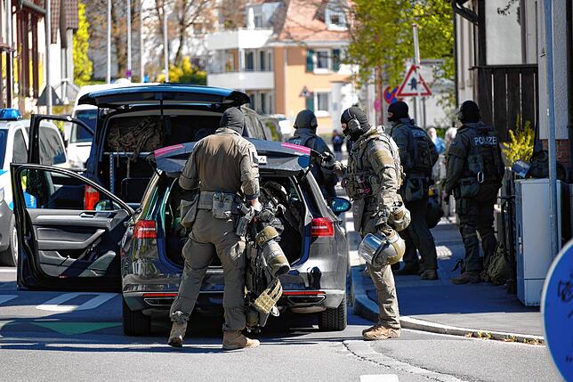 Spezialkräfte der Polizei in Konstanz: Am Morgen des Ostermontags gab es im Bereich Fürstenbergstraße/Buhlenweg einen großen Einsatz. ...
