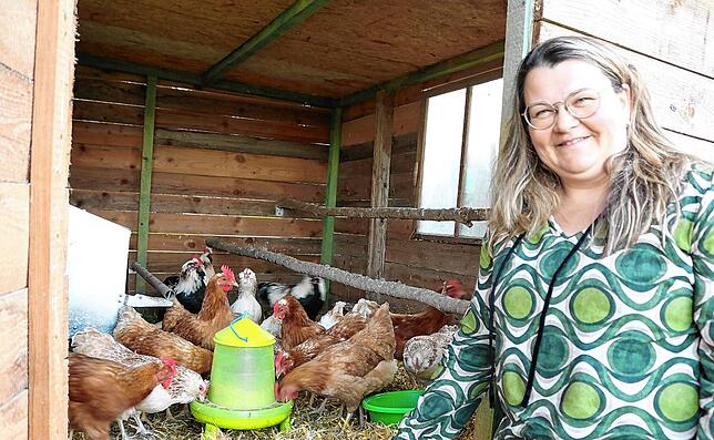Ob Kühe, Kälbchen, Hühner, Ziegen oder auch Hasen – auf dem Hof von Barbara Heer gibt es viele Tiere. Hühner gibt es gleich mehrere ...