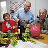 Mit einem lachenden und einem weinenden Auge hört die Kolpingfamilie mit den Vorstandsmitgliedern (von links) Brigitta Sonntag, Wolfgang ...