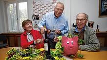 Mit einem lachenden und einem weinenden Auge hört die Kolpingfamilie mit den Vorstandsmitgliedern (von links) Brigitta Sonntag, Wolfgang ...