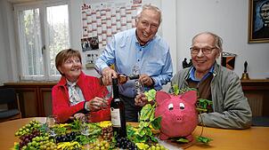 Mit einem lachenden und einem weinenden Auge hört die Kolpingfamilie mit den Vorstandsmitgliedern (von links) Brigitta Sonntag, Wolfgang ...
