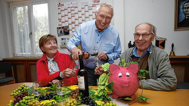 Mit einem lachenden und einem weinenden Auge hört die Kolpingfamilie mit den Vorstandsmitgliedern (von links) Brigitta Sonntag, Wolfgang ...