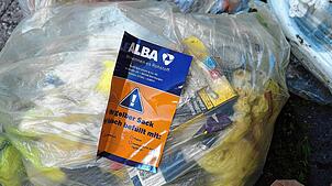 Gelber Sack mit Aufkleber.