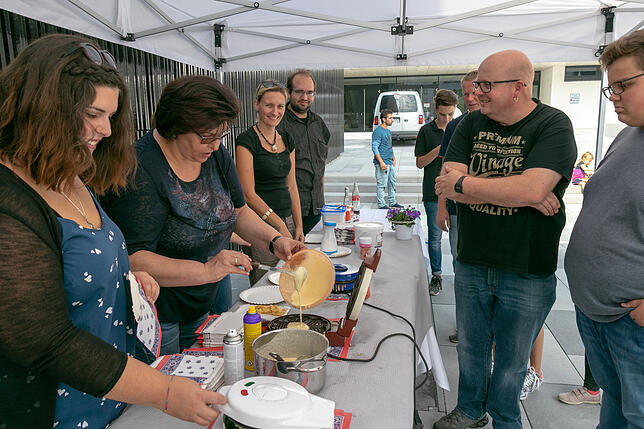 Großer Einsatz: Tiengener Frauen aus verschiedenen Vereinen versorgten die Besucher mit frischen Waffeln.