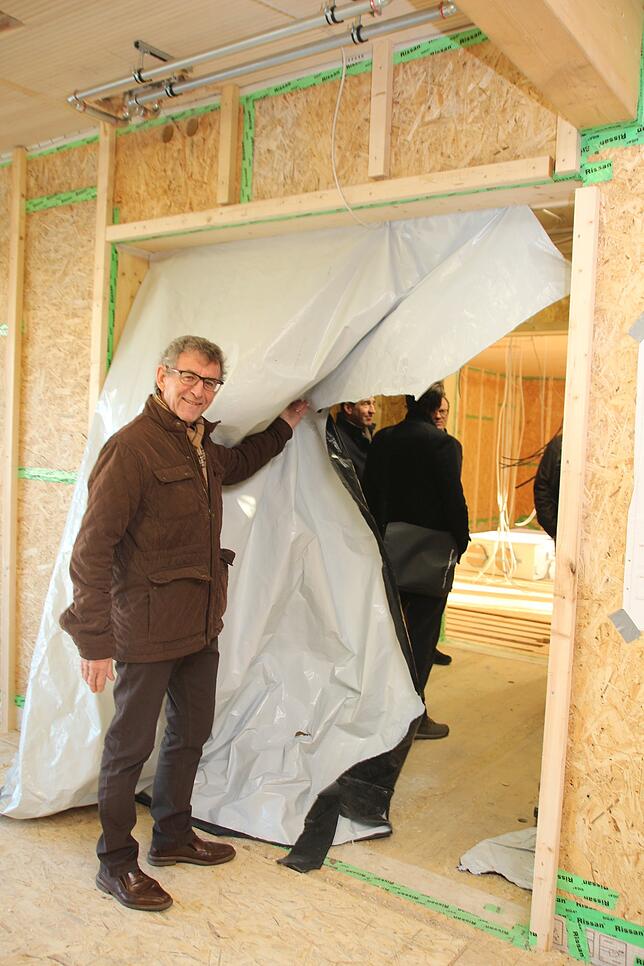 Hereinspaziert: Stadtrat Franz Wild nimmt das obere Stockwerk unter die Lupe.