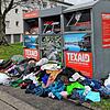 Kein schöner Anblick: Bergeweise türmen sich alte Kleider vor den Containern in der Berliner Straße in Tiengen. Mittlerweile sind die ...