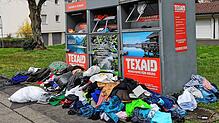 Kein schöner Anblick: Bergeweise türmen sich alte Kleider vor den Containern in der Berliner Straße in Tiengen. Mittlerweile sind die ...