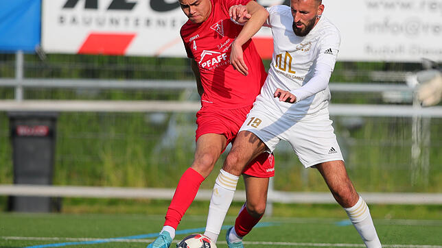 Granit Neziri (rechts) im Zweikampf mit Pascal Hieber beim Auswärtserfolg im vorgezogenem Spiel ESV Südstern Singen gegen den FC ...