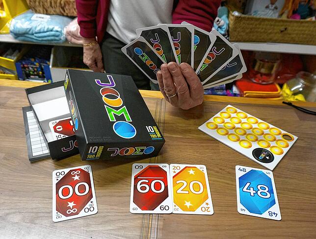 „Joomo“ ist ein relativ neues Kartenspiel, das einfach daher kommt, aber seine Tücken hat.
