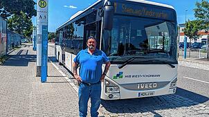 Für Peter Heinrich ist Busfahrer nicht nur ein Beruf, sondern Berufung. Das lässt er seine Fahrgäste Tag für Tag spüren – auch ...