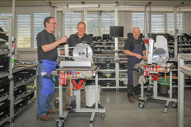 Die Firma Bizerba, hier ein Archivbild aus dem Werk in Meßkirch mit Thomas Jaschner, Reinhold Brugger und Witali Deutschmann (von ...