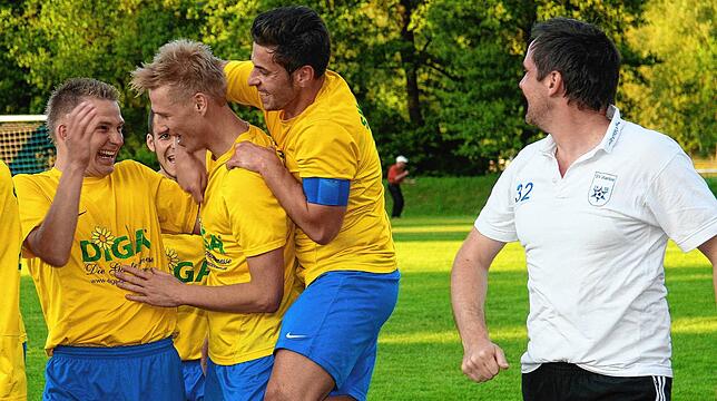 Die Entscheidung: Sebastian Kirstein (links) und Alexander Gette herzen Torjäger Michael Amrein beim 3:0-Sieg des SV Herten beim SV BW ...