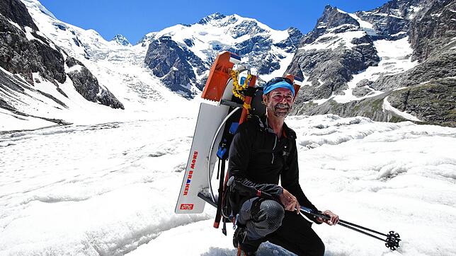 Dieter Blessing, Chef der Konstanzer Firma Snowbraker, hier vor dem 4000er Piz Bernina im Engadin, konstruiert Rodel für besondere Einsätze.