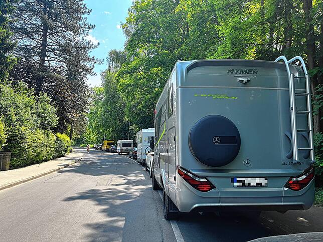 Reihenweise Wohnmobile und Wohnwägen stehen im Sommer in der Hermann-von-Vicari-Straße.
