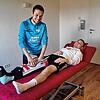 Simon Weltin (links), Co-Trainer der SG Reichenau/R.-Waldsiedlung, behandelt als Physiotherapeut Lukas Bracher vom FC Hilzingen. Bilder: ...