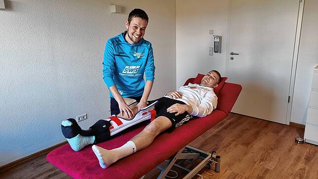 Simon Weltin (links), Co-Trainer der SG Reichenau/R.-Waldsiedlung, behandelt als Physiotherapeut Lukas Bracher vom FC Hilzingen. Bilder: ...