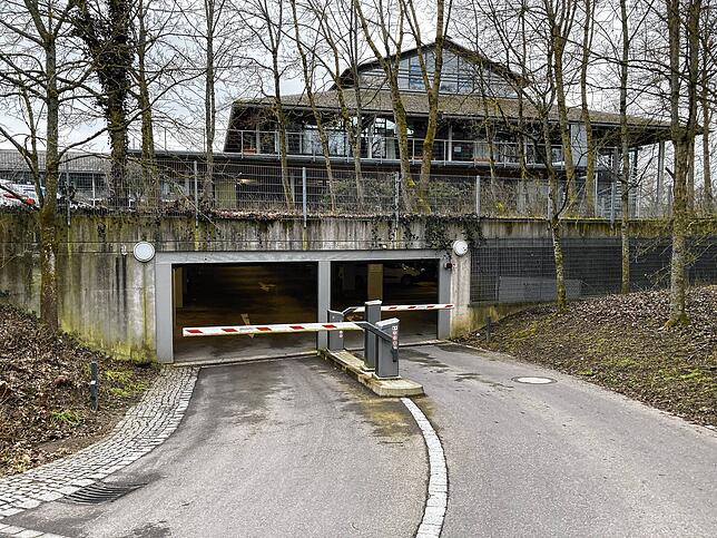 Nur für Mitarbeiter – vielen Bürgern ist daher gar nicht bewusst, dass sich unter dem Landratsamtsgelände eine Tiefgarage ...