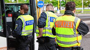 (Archivbild) Am Grenzübergang, im Reisebus und im Zug: Der Bundespolizei hat bei Kontrollen am Wochenende drei gesuchte Männer ...