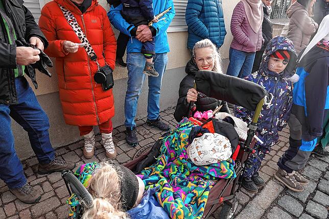 Bild 14: Bilderstory: Umzug und Narrenbaumstellen in Rickenbach begeistern die Zuschauer