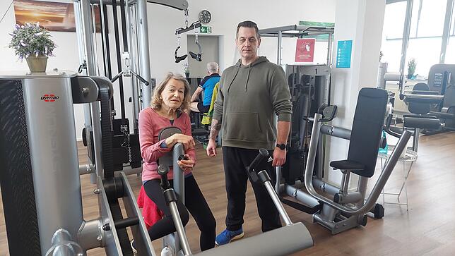 Christa Frank (80) trainiert seit knapp einem Jahr bei Frank Sohmer. Ihre Rückenschmerzen sind verschwunden.