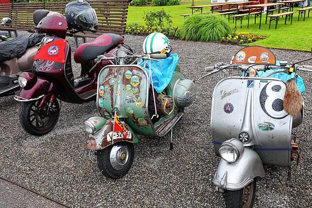 Bild 17: Vespa-Treffen am Bodensee: Am Kreuzlinger Hafen kommen drei Nationen zusammen