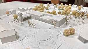 Ein Modell des Büros Schaudt Architekten zeigt, wie das neue Stockacher Feuerwehrhaus aussehen soll. Im Vordergrund ist der ...