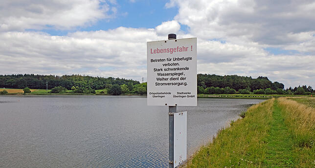 Noch warnt das Badeverbotsschild vor plötzlich schwankendem Wassertspiegel. Doch diese Gefahr ist nach Einstellung des Wasserkraftwerks ...