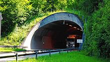 Der Bürgerwaldtunnel bei Tiengen bleibt bis auf Weiteres gesperrt. Ein Schwertransport hat zwei Lüfter beschädigt. (Archivbild)