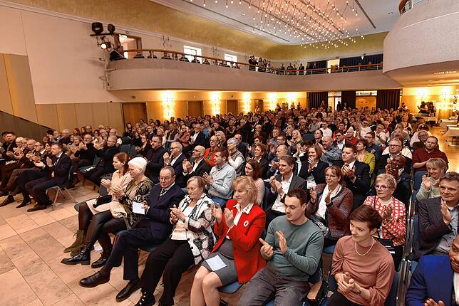 Die Stadthalle ist voll besetzt.