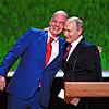 Wladimir Putin (rechts) und Gianni Infantino, FIFA-Präsident, umarmen sich am Vorabend des Fußball-WM-Finalspiels vor einem Galakonzert ...