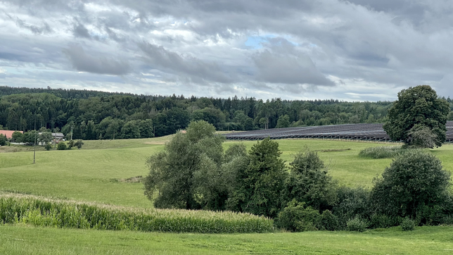 Wie sich der Solarpark in die Landschaft einfügt oder gegebenenfalls Sichtachsen beeinträchtigt, war in der Planungsphase intensiv ...