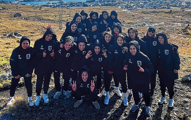 Mariam Oboladze mit ihren Mitspielerinnen der georgischen U17-Nationalmannschaft auf den Färöer Inseln.