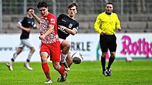 Double im Visier: Noah Wagner (vorn) – hier beim 3:3 im Spitzenspiel gegen den Verfolger SSV Ulm – peilt mit der U19 des SC Freiburg ...