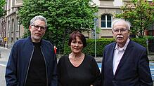 Harald Kühl (von links), Constanze Brahn und Wolfgang Müller-Fehrenbach sind besorgt. Sie sind Anwohner des Hauses im Hintergrund. Und ...