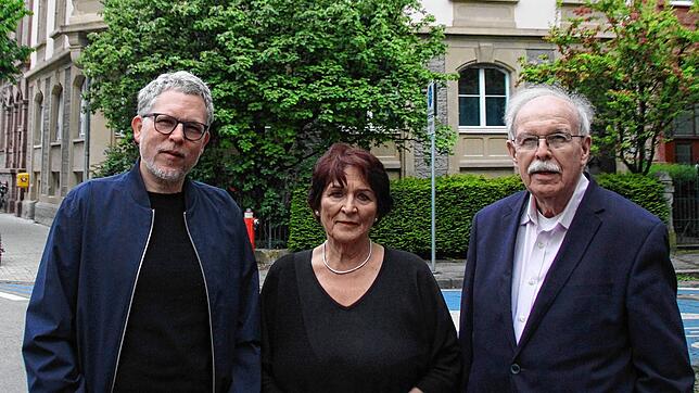 Harald Kühl (von links), Constanze Brahn und Wolfgang Müller-Fehrenbach sind besorgt. Sie sind Anwohner des Hauses im Hintergrund. Und ...